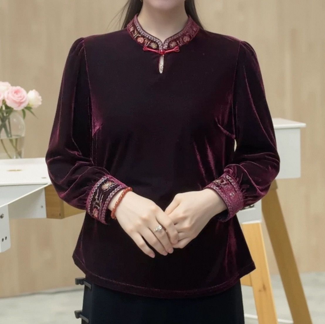 重工刺绣丝绒旗袍领上衣改良领设计中老年女装妈妈装