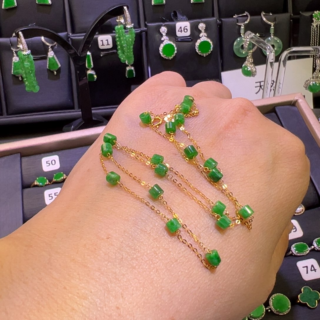 翡翠18K金镶嵌颈饰满天星