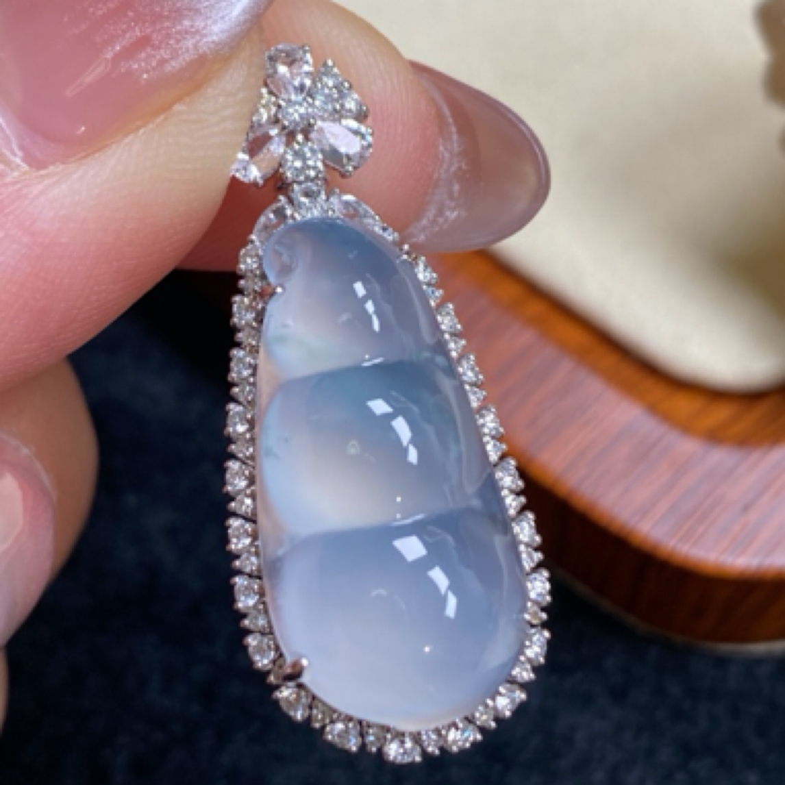 18k金镶嵌天然翡翠纯冰胶福豆