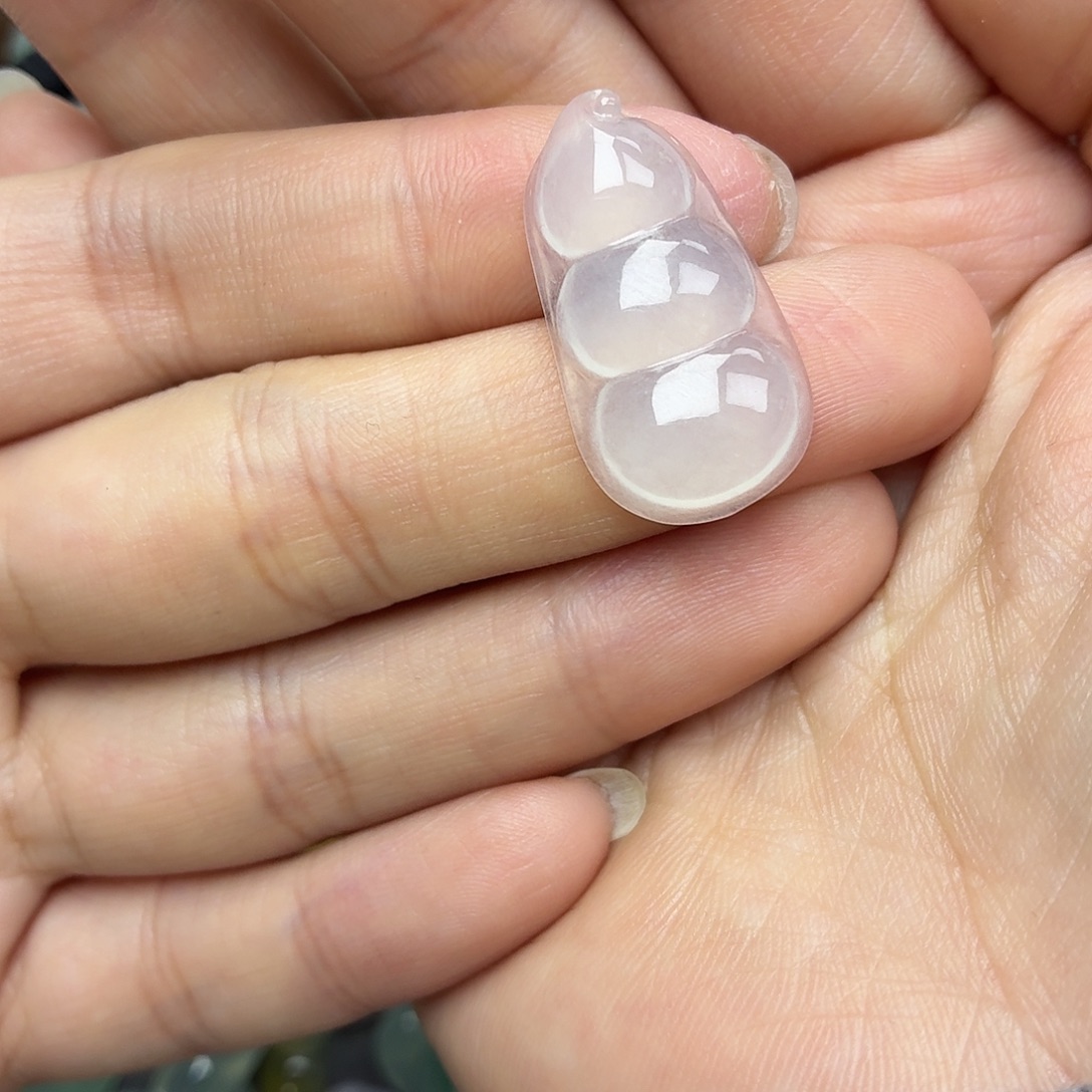 翡翠未镶嵌颈饰白冰豆