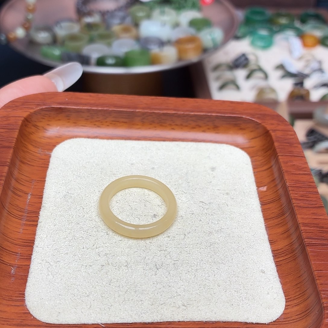 和田玉未镶嵌戒圈
