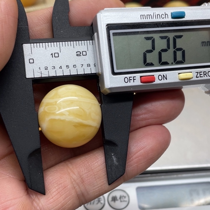 琥珀裸石未镶嵌圆珠