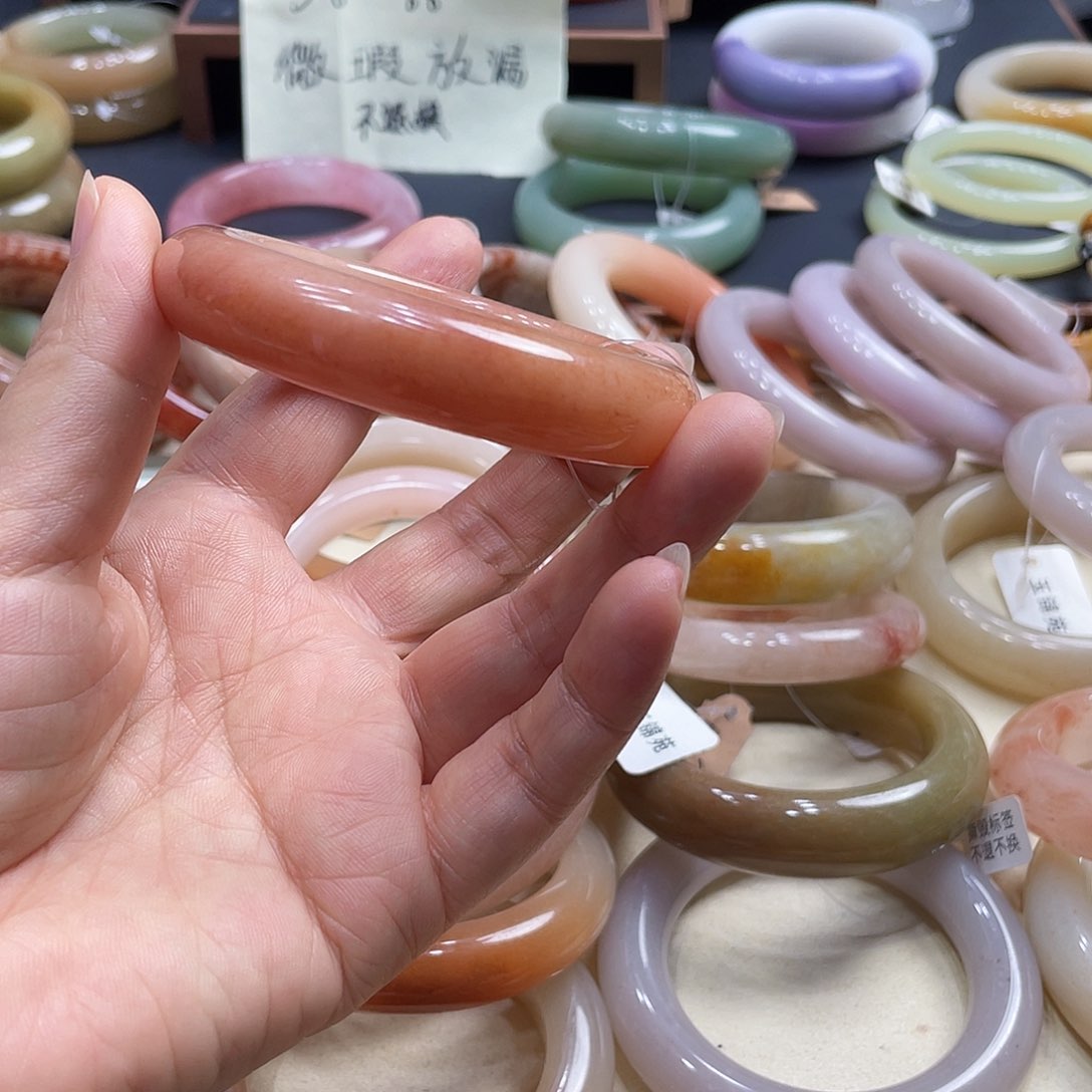 未镶嵌手镯石英岩玉樰*