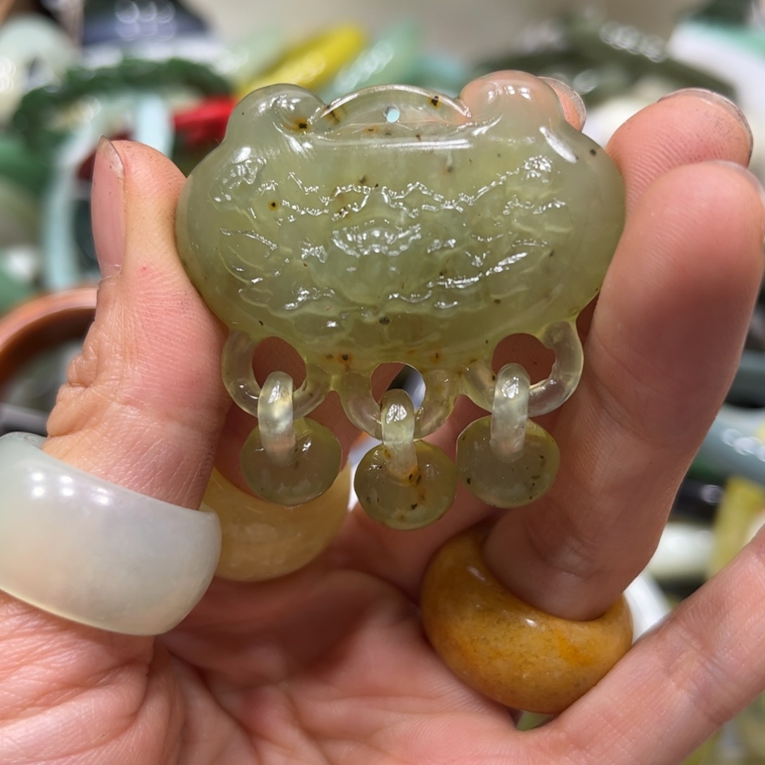 蛇纹石玉颈饰未镶嵌