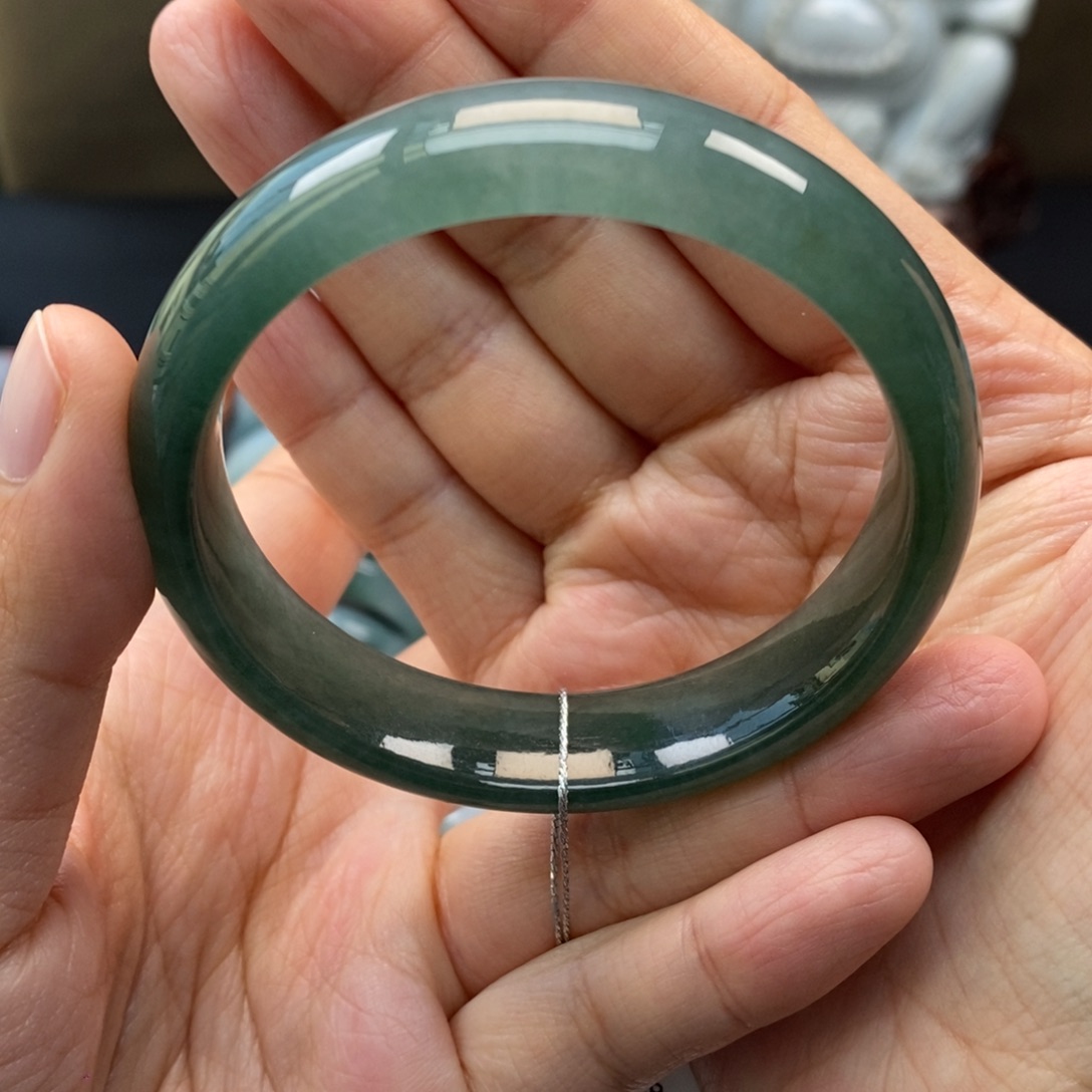 翡翠手镯未镶嵌飞****?天然