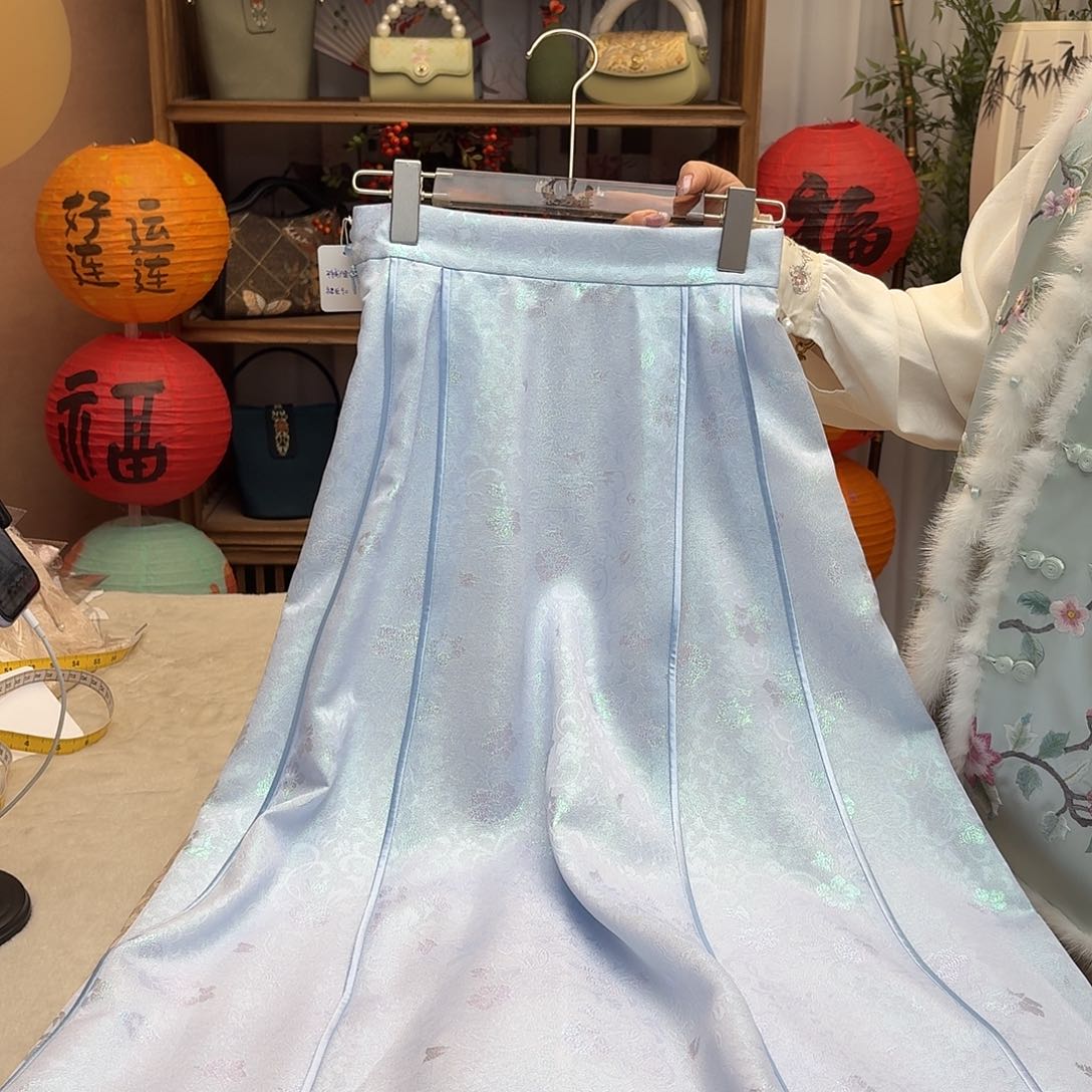 刺绣喀****行彩金通半裙