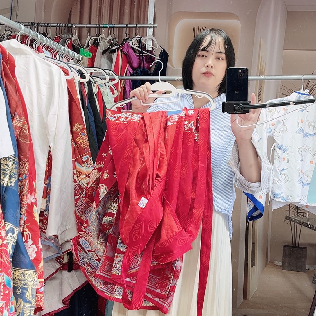 A***明我在外面吃饭呢你吃了吗我在外面