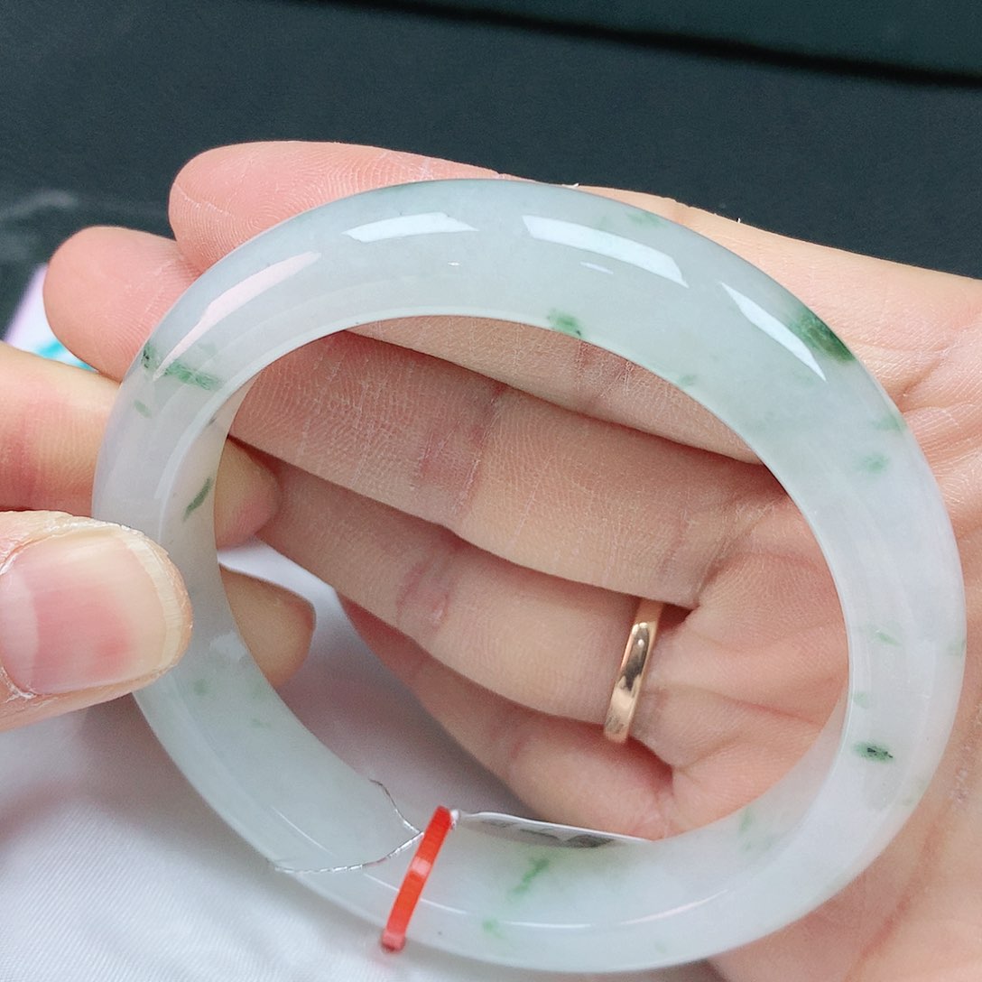 翡翠手镯未镶嵌55圈