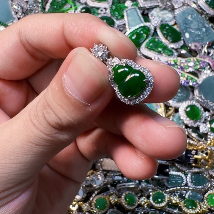 翡翠未镶嵌颈饰天然A货翡翠放漏