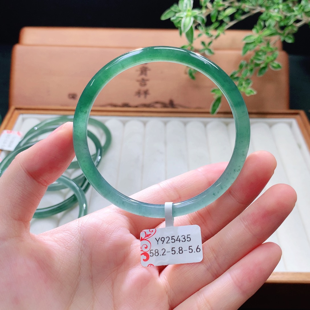 未镶嵌手镯（圆镯）翡翠