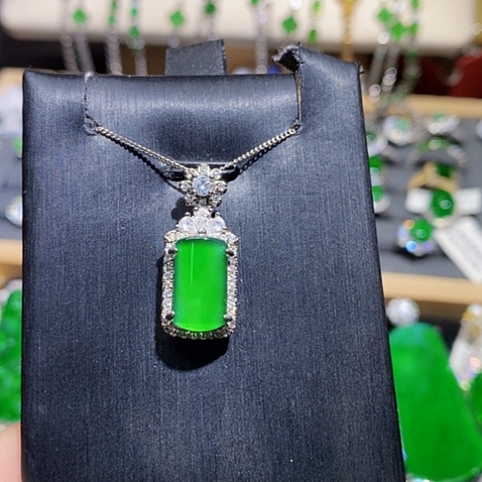 翡翠未镶嵌颈饰吊坠