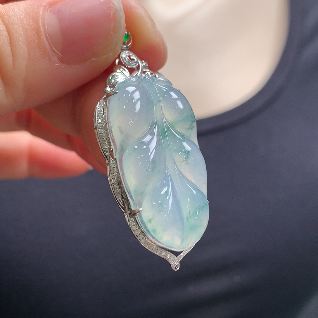 翡翠18K金镶嵌颈饰叶子