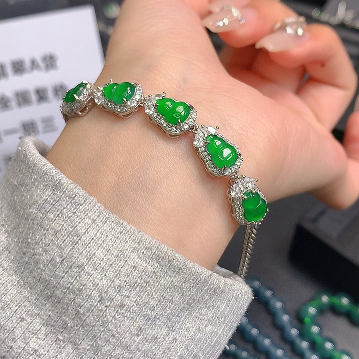 翡翠颈饰未镶嵌。。。。