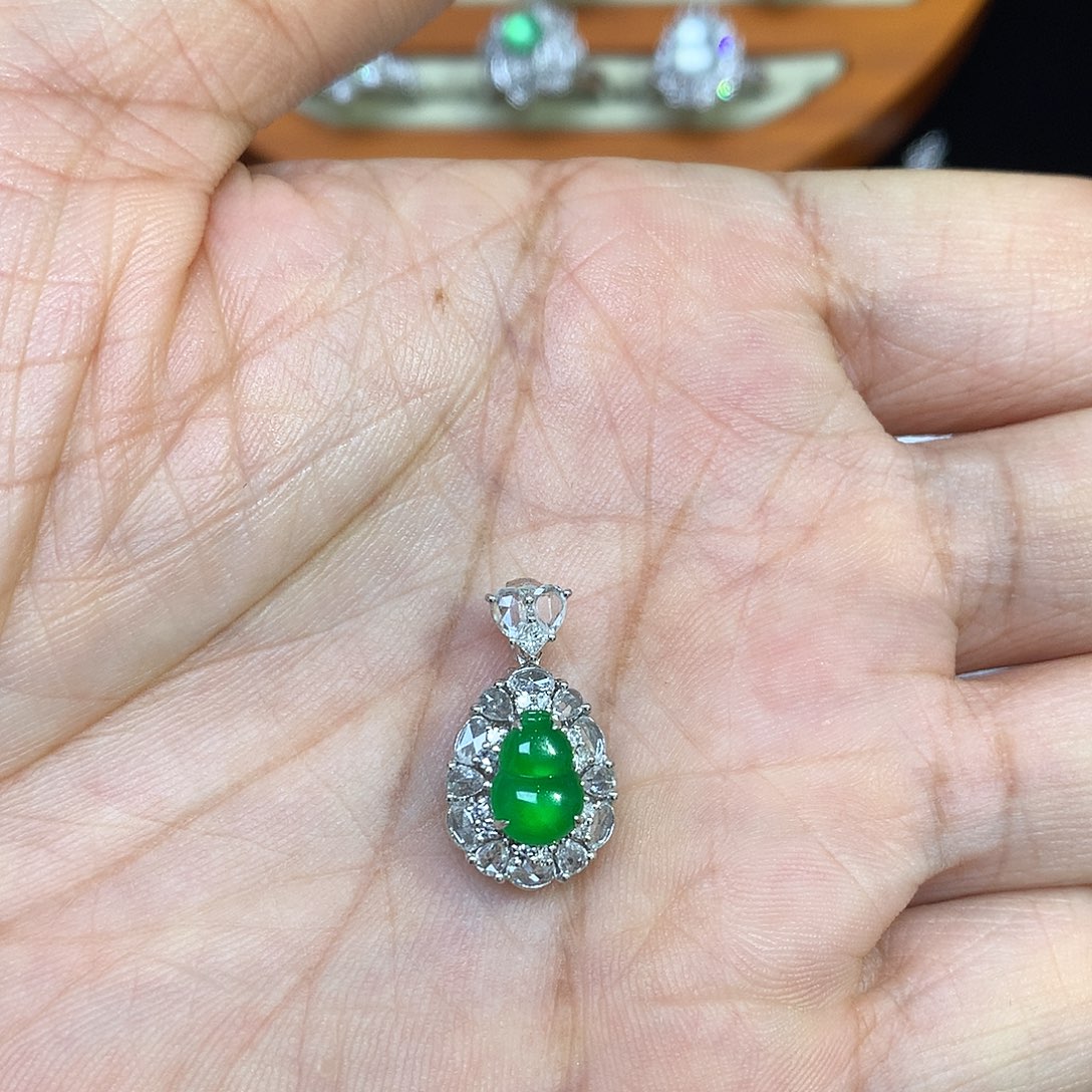 翡翠18K金镶嵌颈饰绿