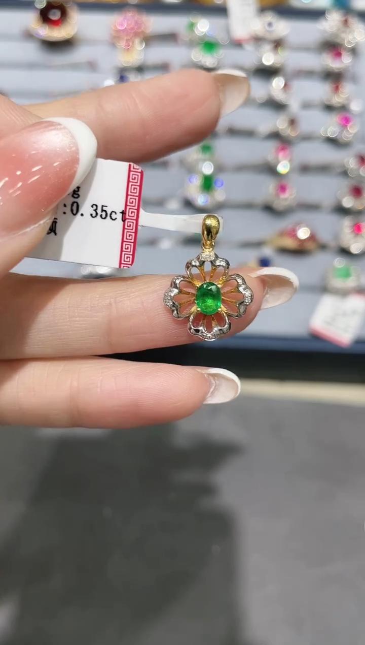 18K金镶嵌祖母绿吊坠