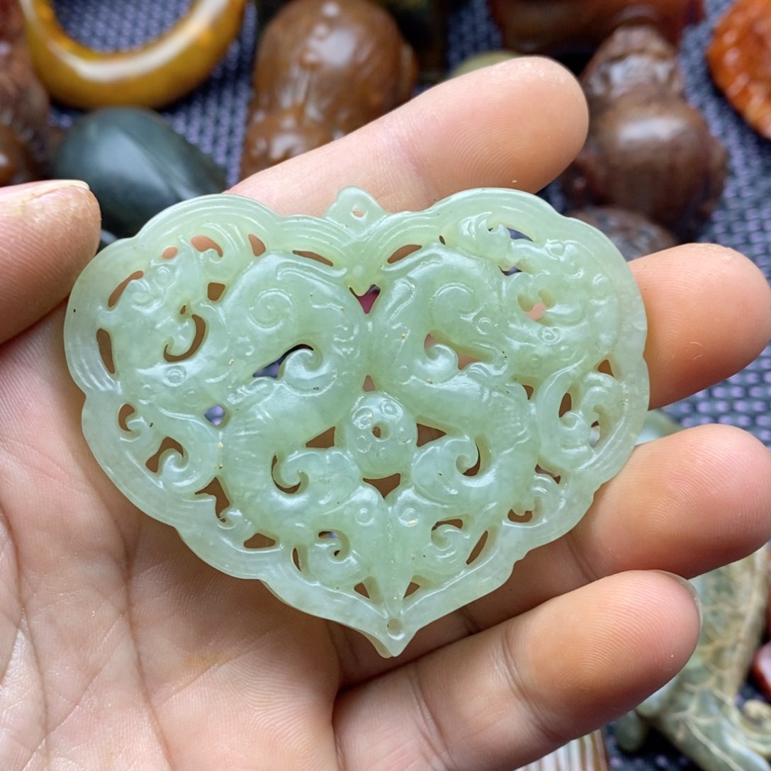 蛇纹石玉颈饰未镶嵌