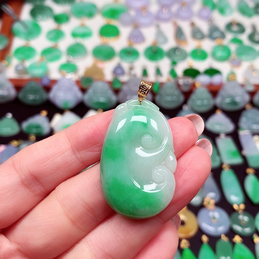 翡翠18K金镶嵌颈饰