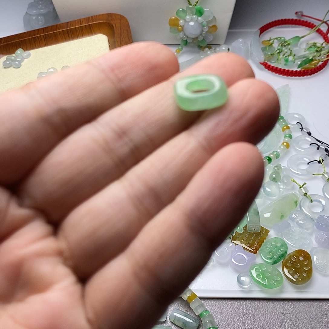 小***颖翡翠未镶嵌颈饰天然翡翠