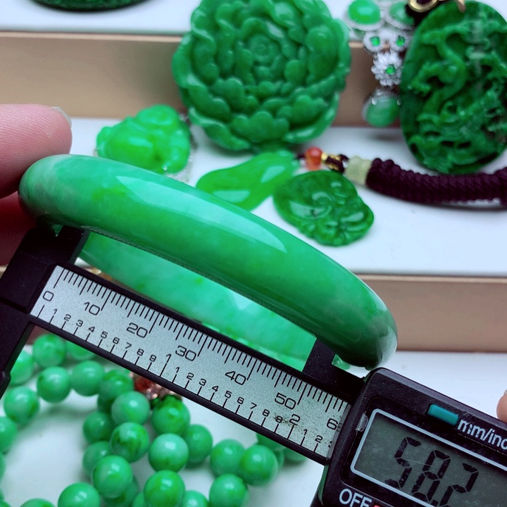 翡翠未镶嵌手镯……