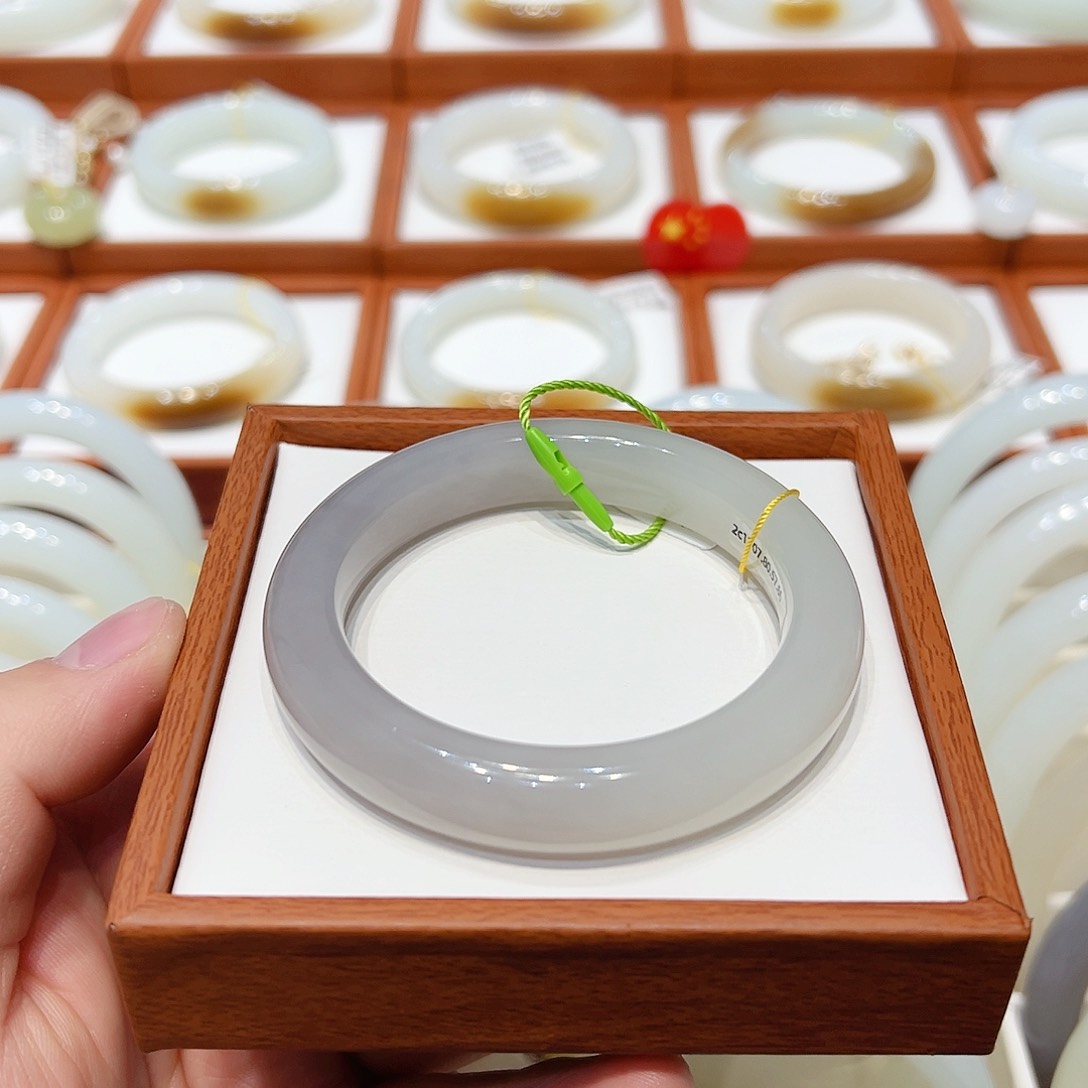 和田玉手镯未镶嵌梨****烟紫半山水