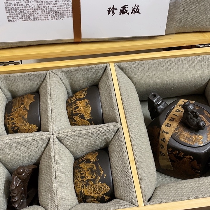 紫砂茶壶原矿泥料手工制作的一把紫砂壶。