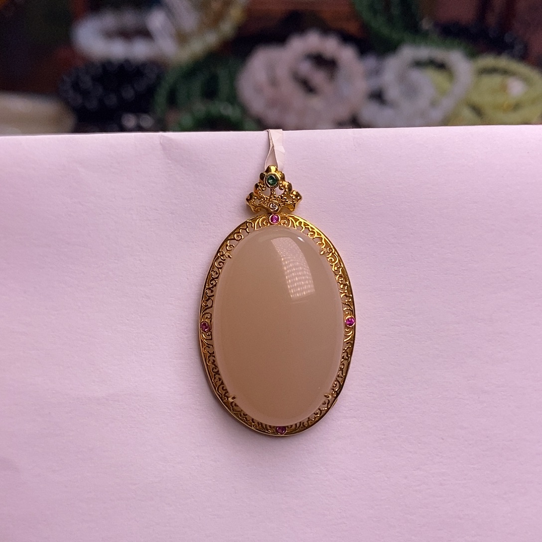 和田玉未镶嵌颈饰红藕粉蛋面金镶吊坠