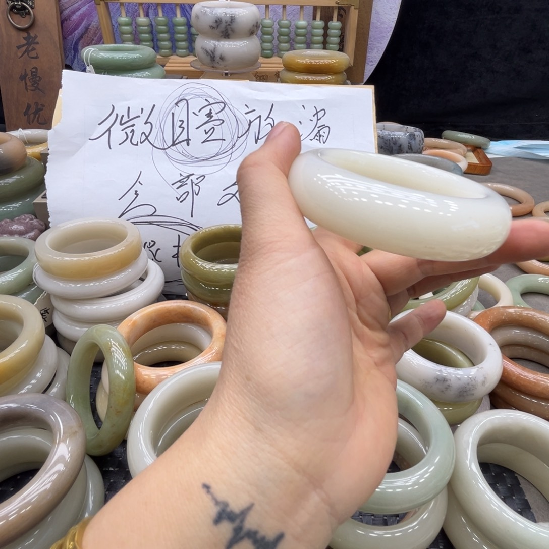 ****石英质玉未镶嵌手镯