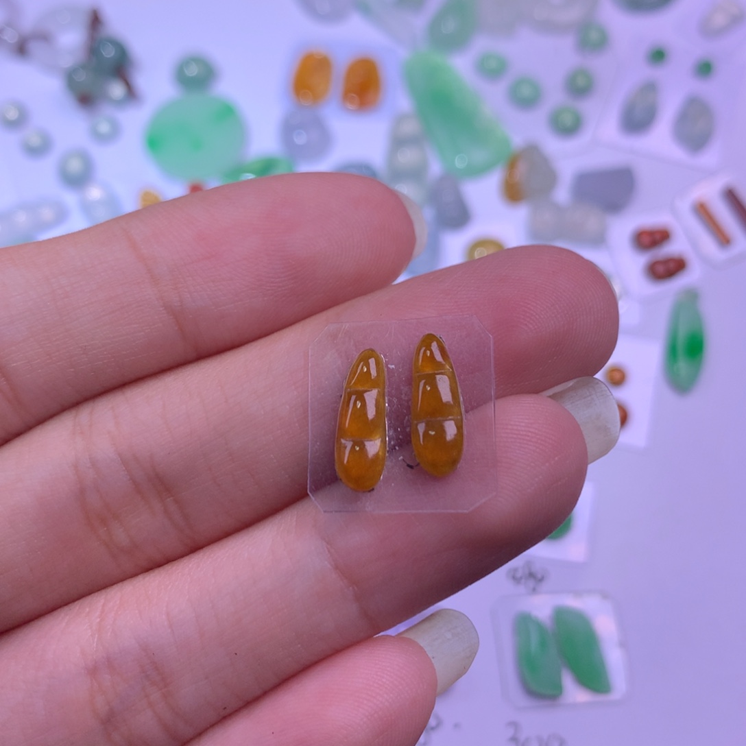 翡翠未镶嵌颈饰一对