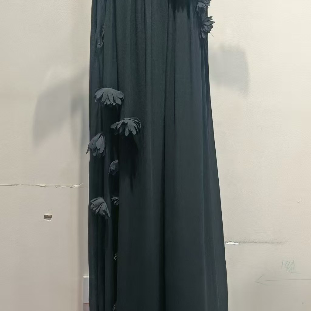 设计感立体花朵挂脖连衣裙女2025夏季气质宽松无袖露肩大摆长裙