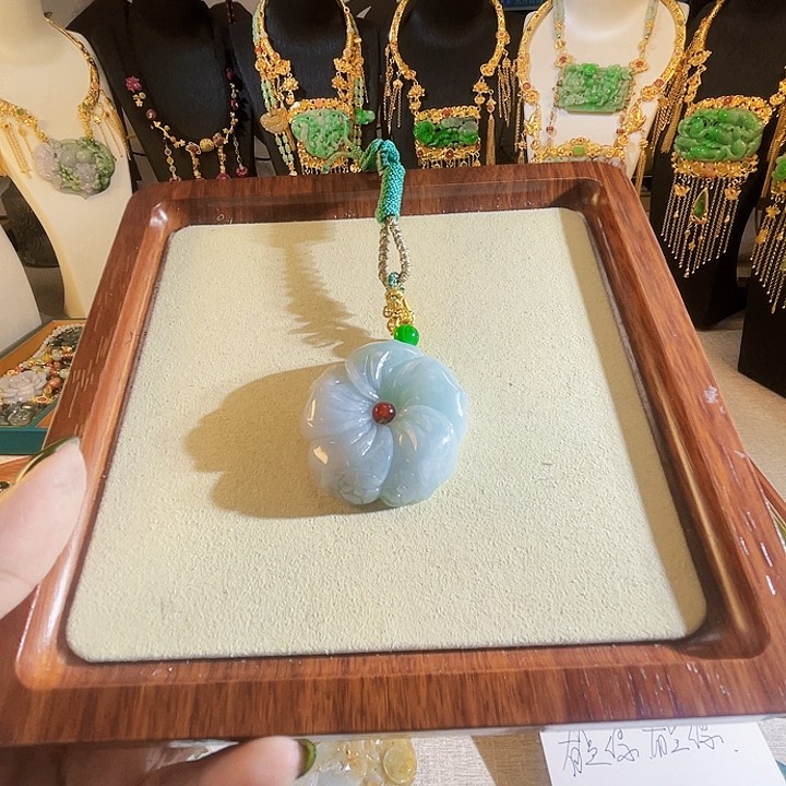翡翠颈饰未镶嵌翡翠大花朵