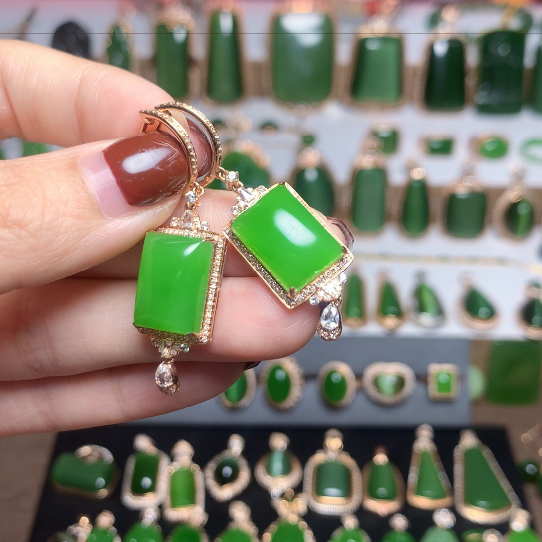 和田玉（碧玉）耳钉18K金镶嵌n***i