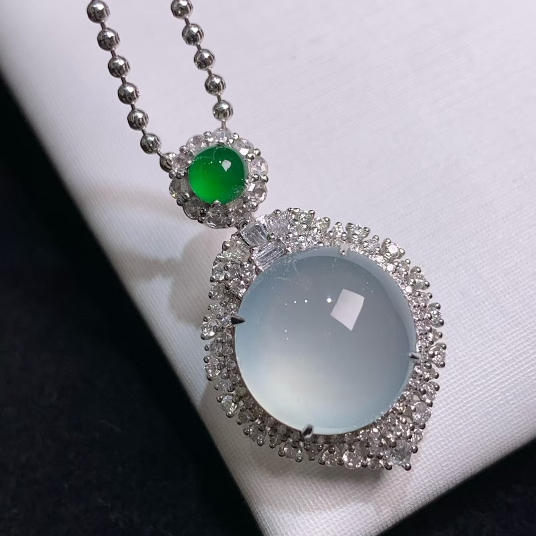 18K金豪镶高冰白月光鸽子蛋吊坠种老水足起荧光胶润上身赞仙女范