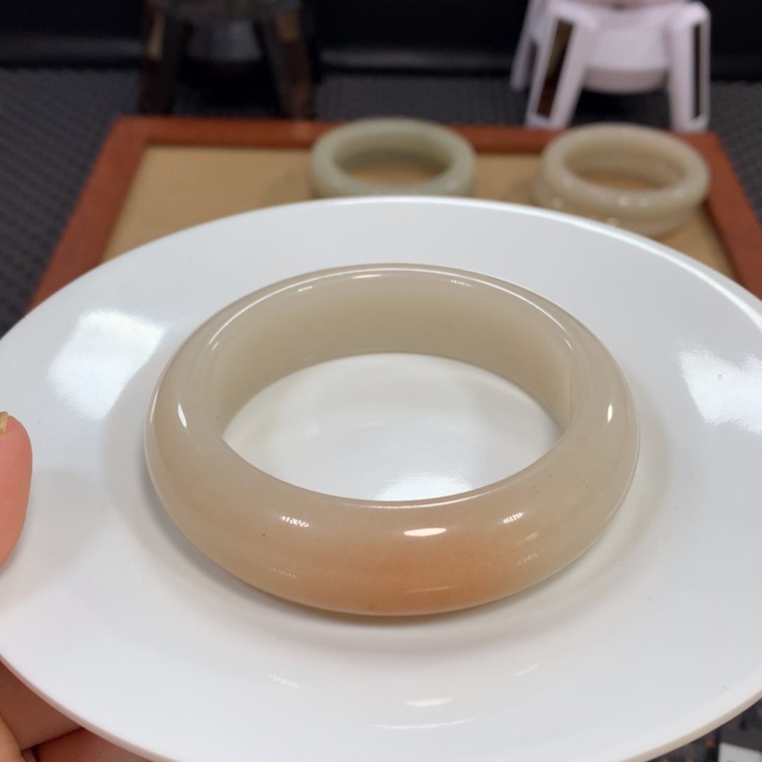 石英质玉（佘太翠）未镶嵌手镯漏60.8糖镯