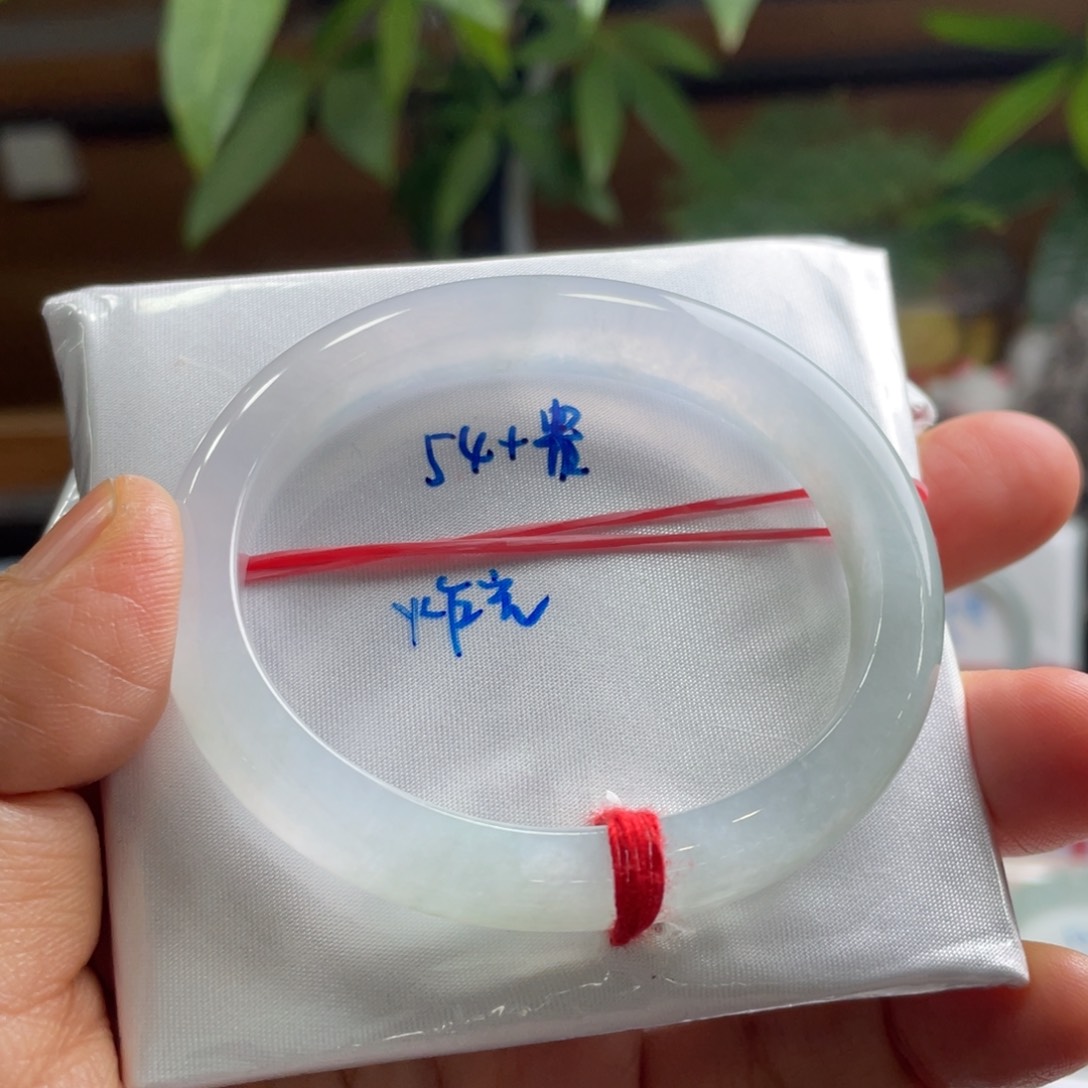 翡翠手镯未镶嵌翡翠