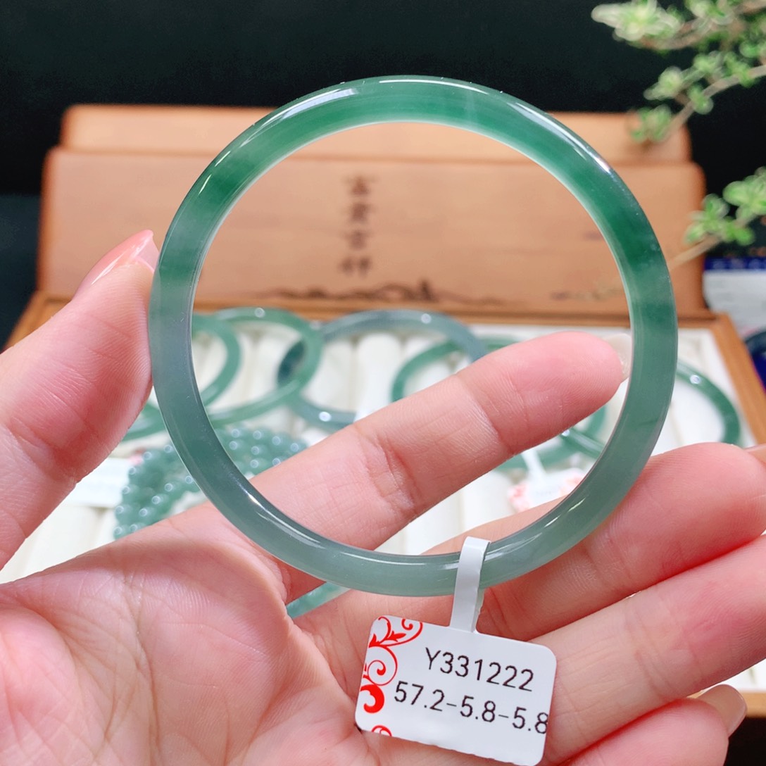 翡翠手镯未镶嵌天然