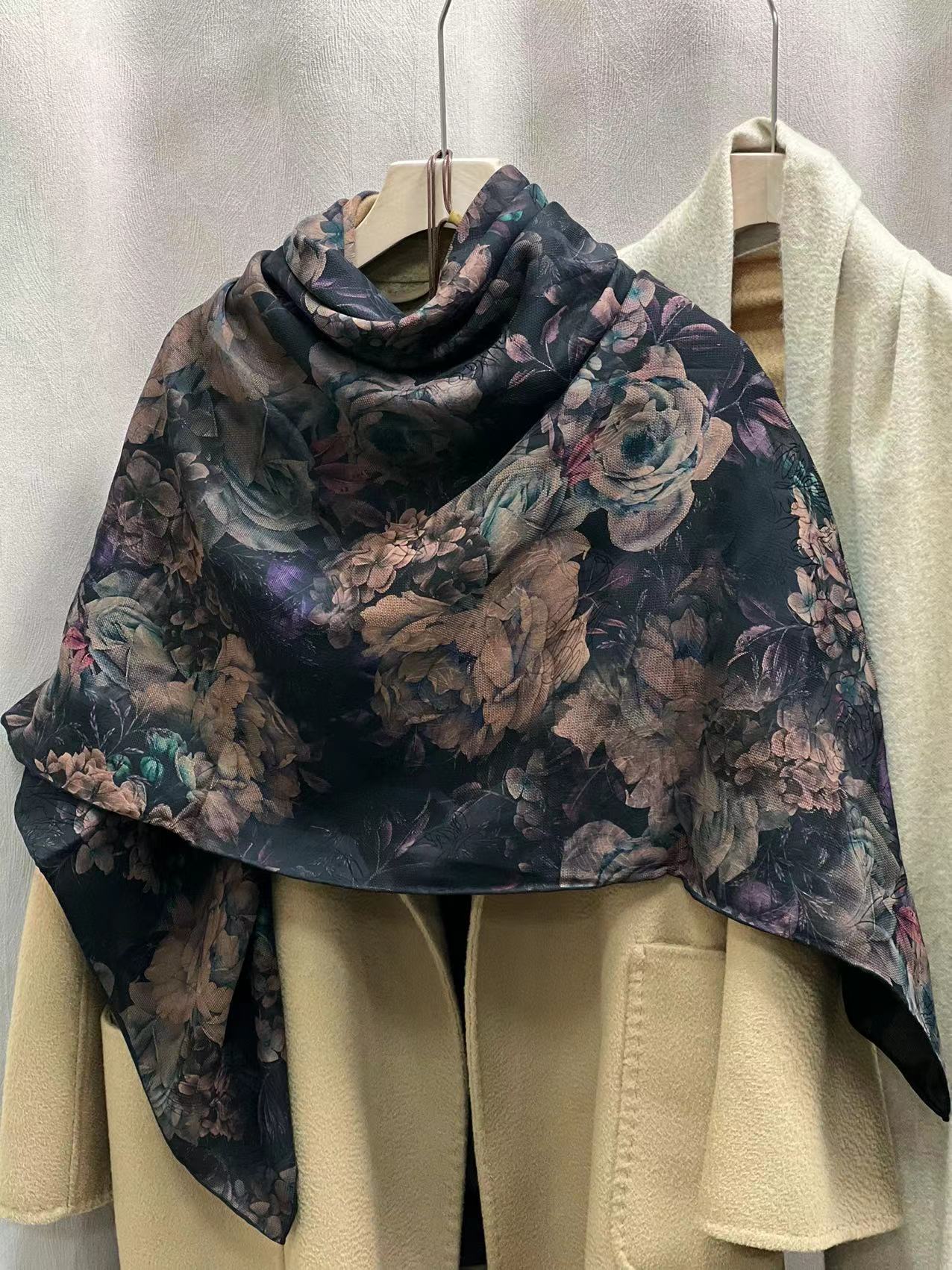 140香云纱方巾-似花挽香 5Y前喷30姆米苏罗135cm丝巾