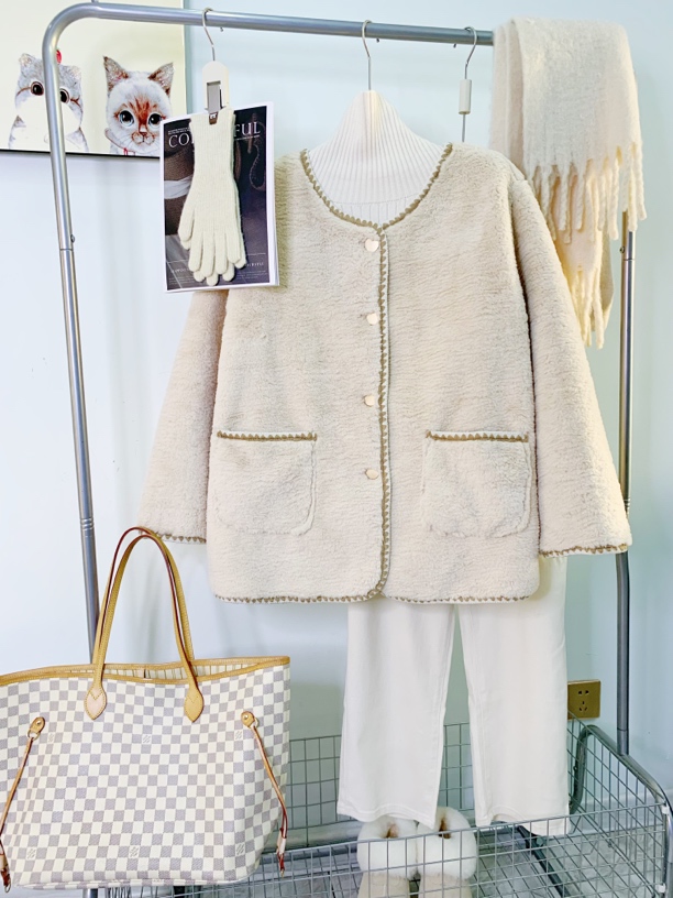 鹿皮绒仿兔绒短款冬季外套米白色200斤女