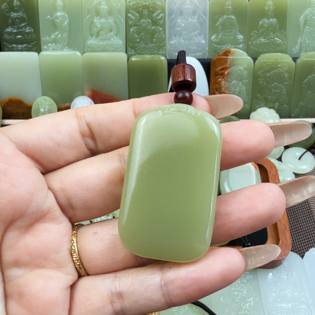 果绿色平安牌吊坠