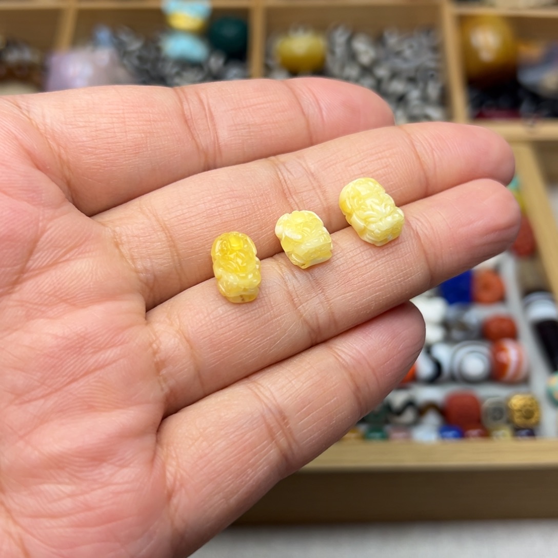 蜜蜡裸石未镶嵌貔貅多样性发其中一颗