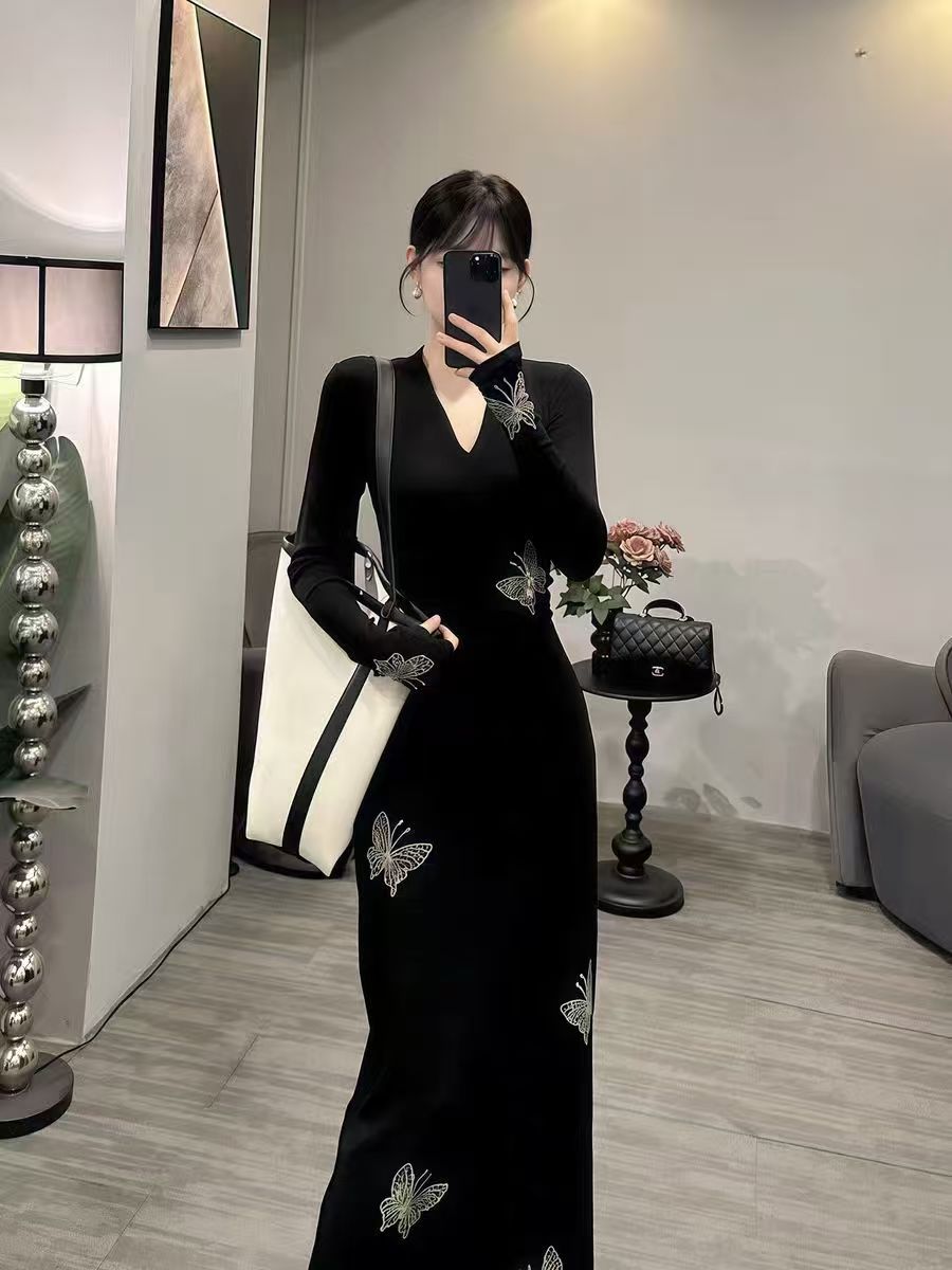 重工蝴蝶烫钻性感V领长袖气质丝绒连衣裙修身显瘦时尚小黑裙3718