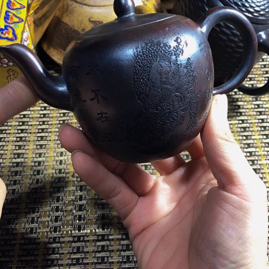 紫砂茶壶原矿泥料手工制作的紫砂壶。