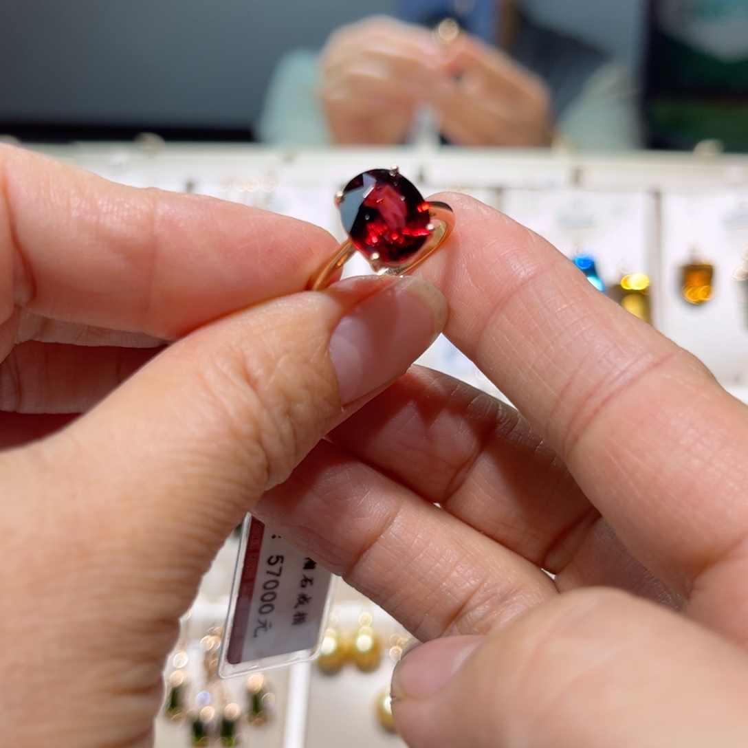 清***醒18K金镶嵌石榴石戒指