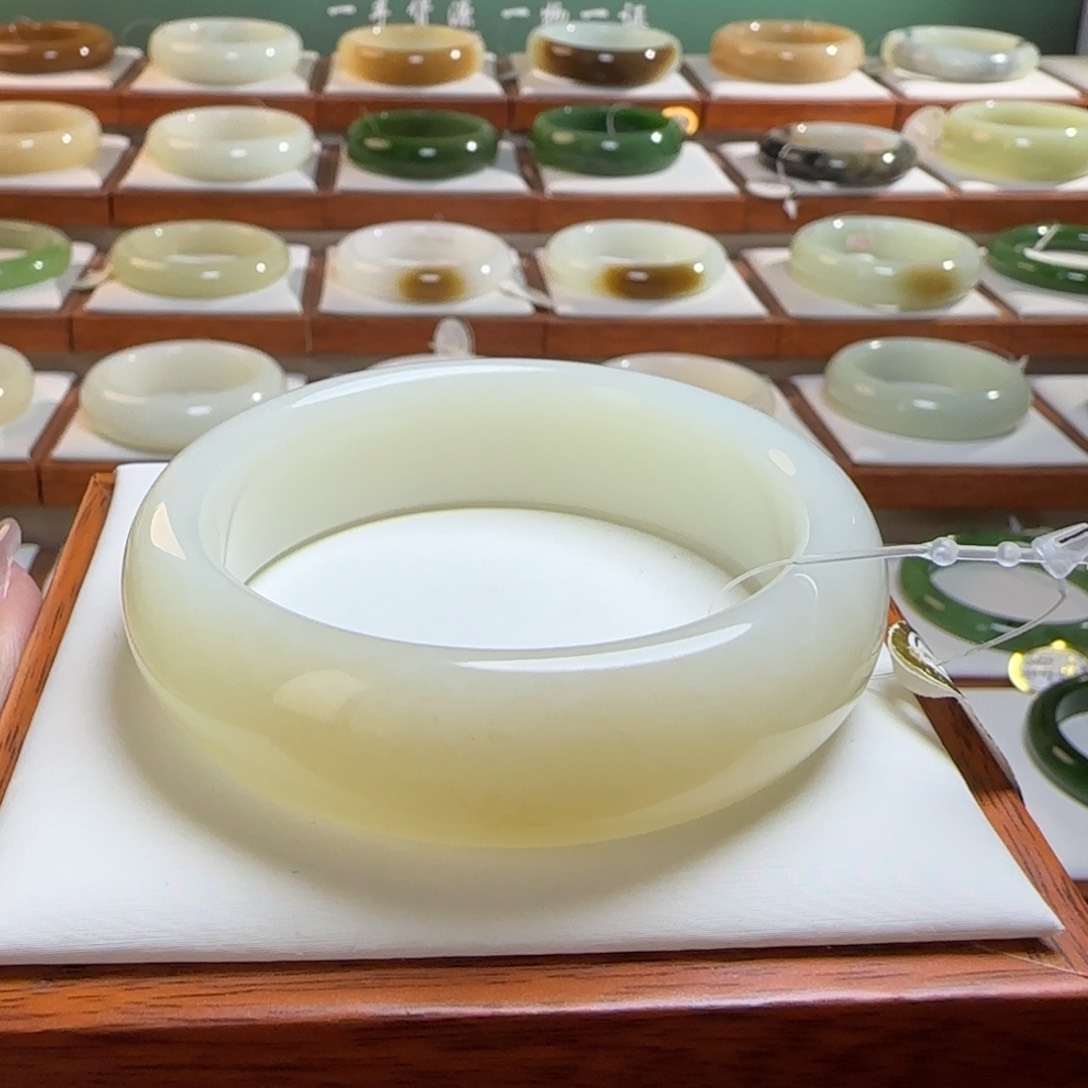 和田玉未镶嵌手镯