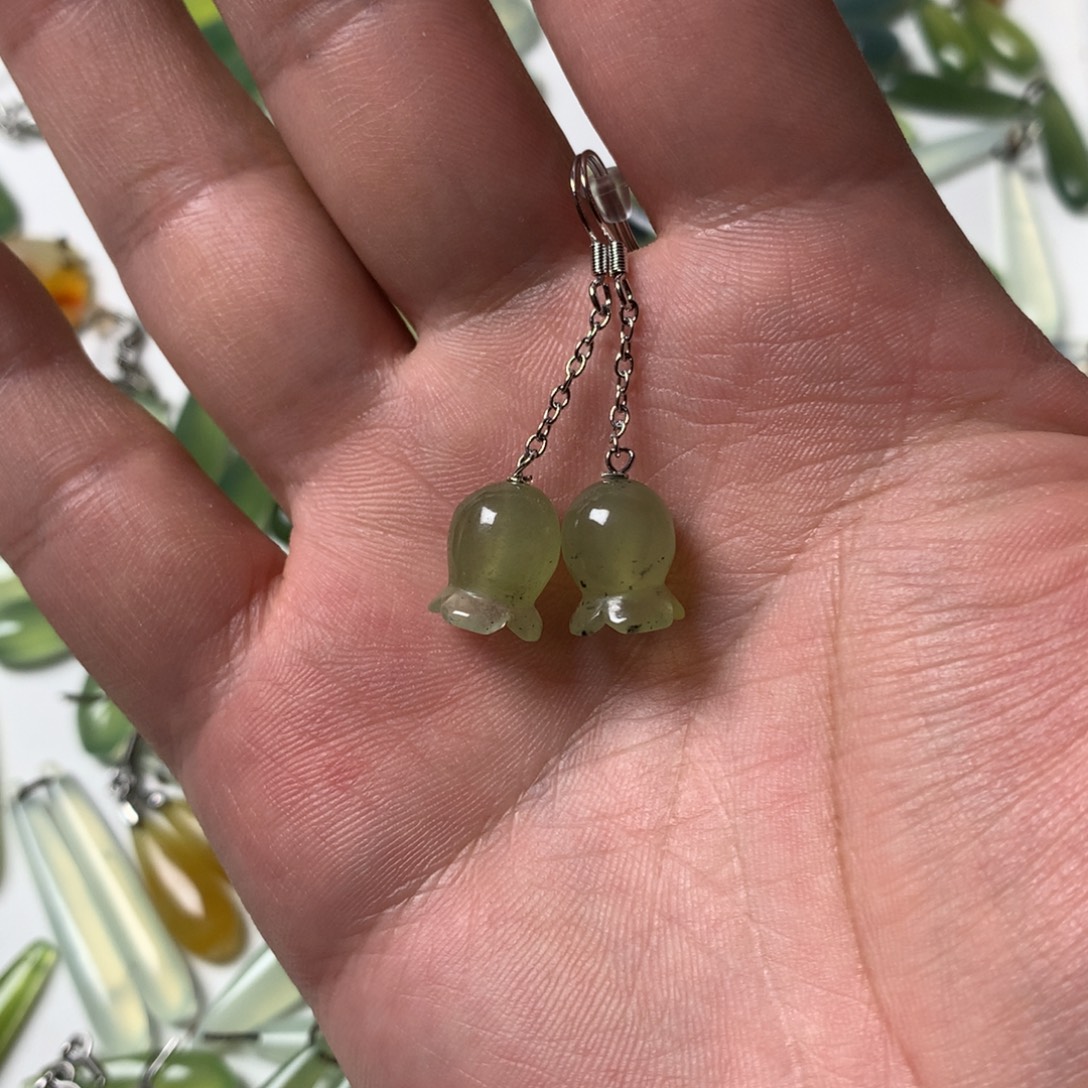 蛇纹石玉未镶嵌耳坠