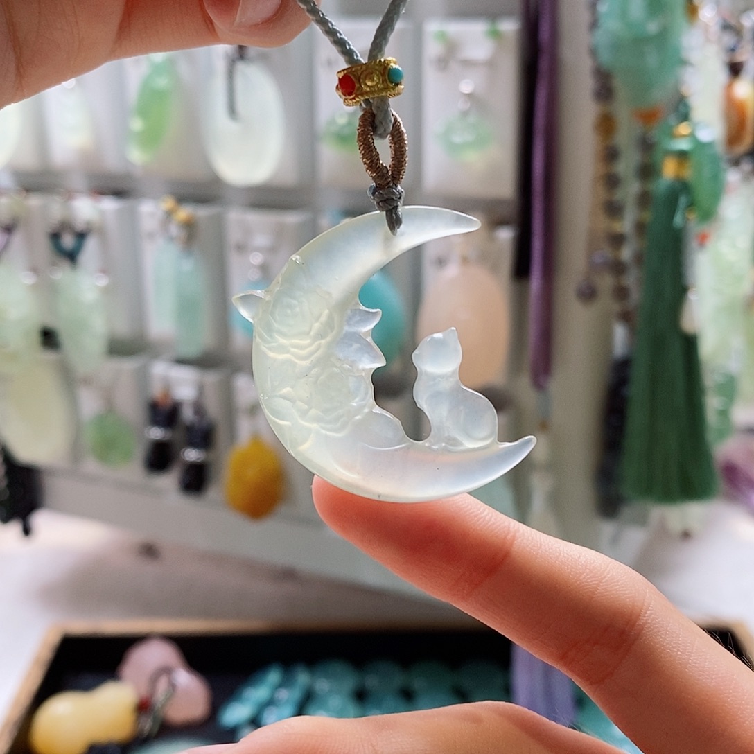 蛇纹石玉未镶嵌颈饰