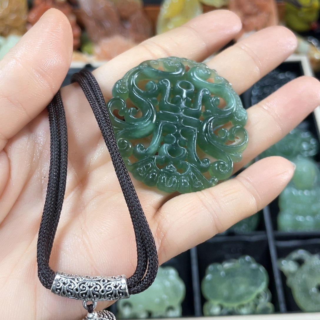 蛇纹石玉颈饰合金