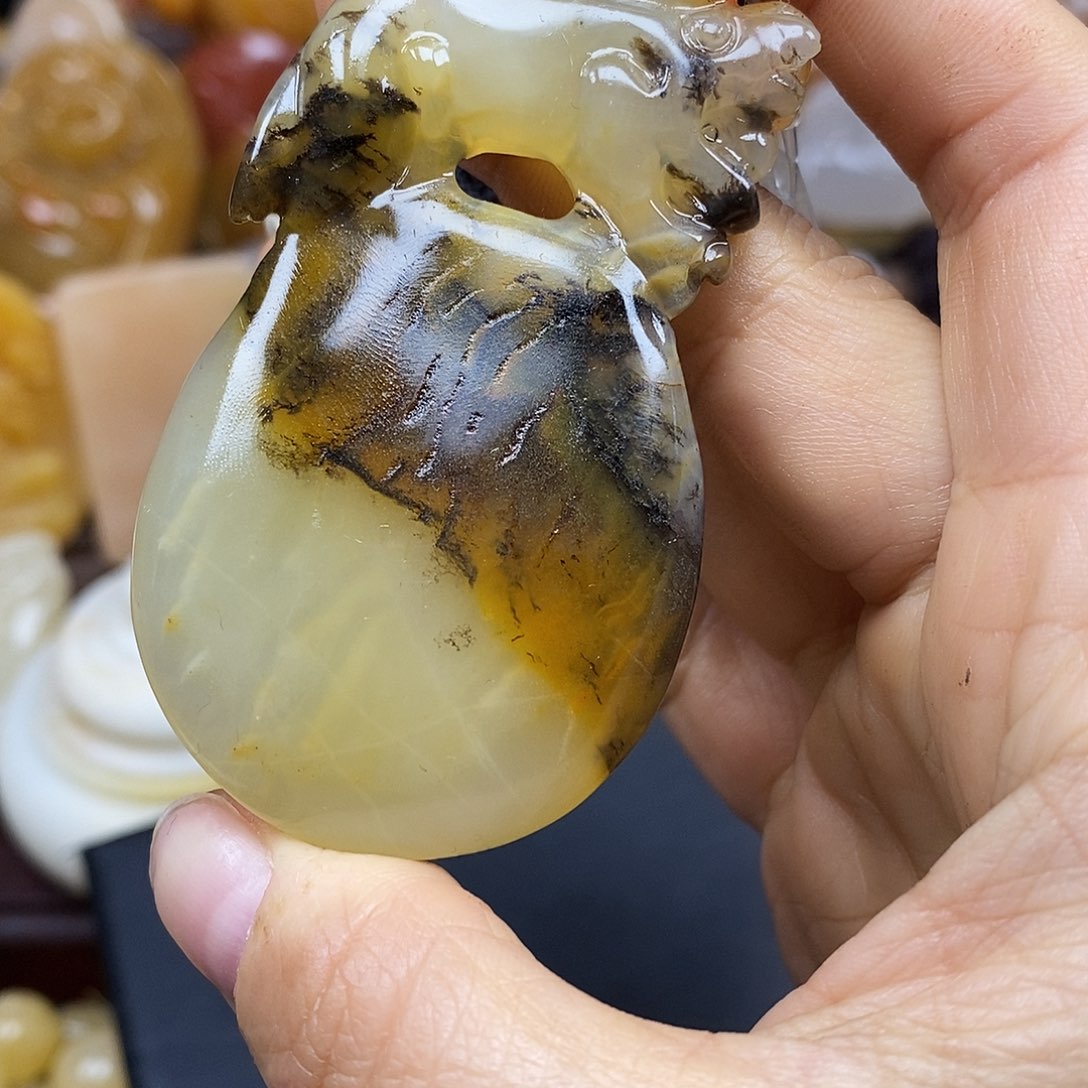 石英质玉（黄龙玉）颈饰未镶嵌