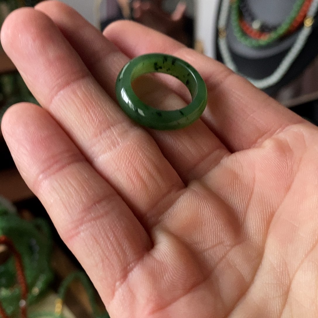 和田玉戒圈未镶嵌16.9mm碧玉戒圈带矿点