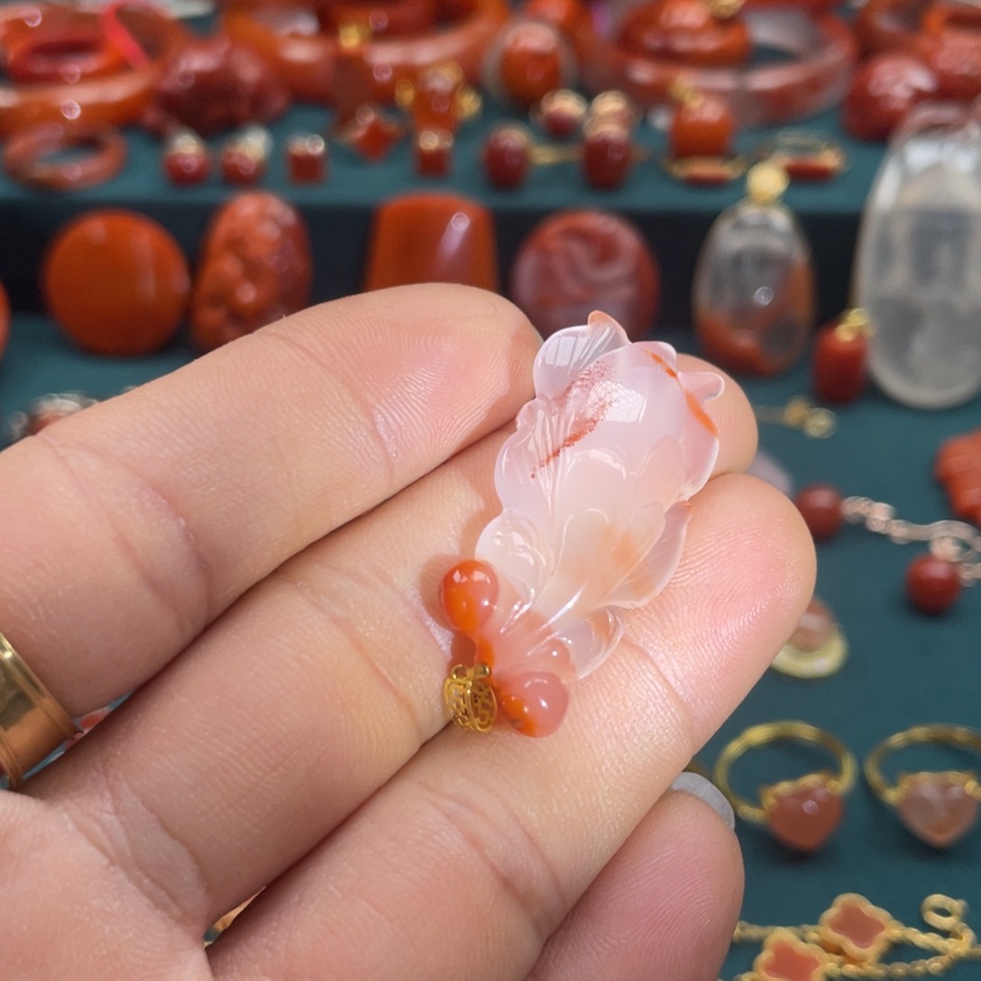 南红玛瑙川料冰飘南红吊坠18K金镶嵌