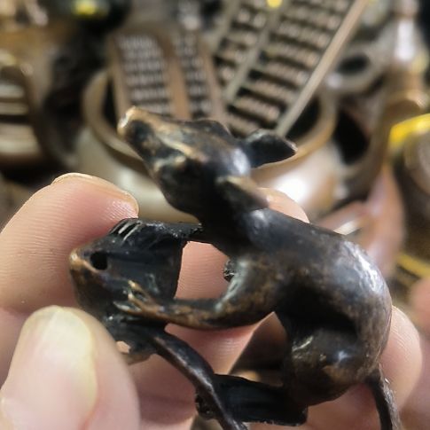老鼠抱桃实心纯铜